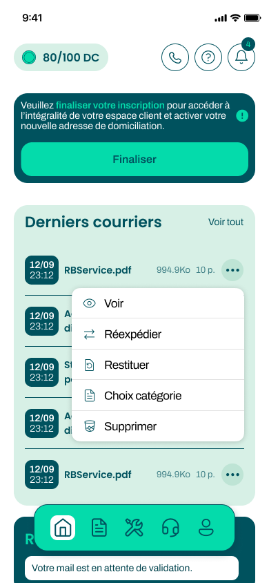 Écran iPhone affichant une messagerie avec liste de courriers et actions rapides.